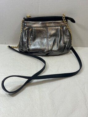 B. Makowsky Metallic Silver/Pewter Leather Zip Crossbody Shoulder Bag 9"x7"